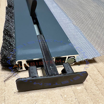 Como encajar el tapon en el perfil tirador mosquitera enrollable.