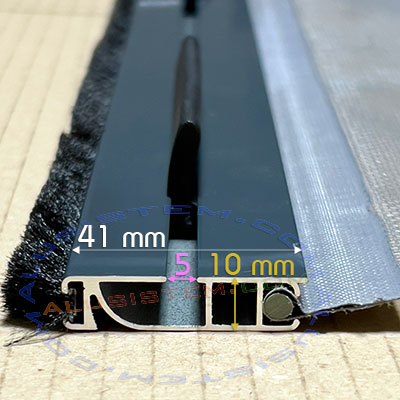 Perfil de aluminio donde encajan estos tapones de plastico